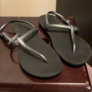 Women’s t strap sandals